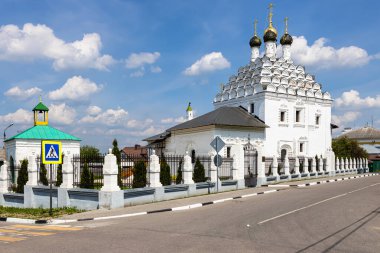 Eski Kolomna 'nın Posad kentindeki Aziz Niklas Kilisesi' ne inanan ortodoks ihtiyar. Güneşli bir yaz gününde.