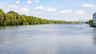 Kolomna şehrindeki Moskva Nehri panoraması güneşli bir yaz günü