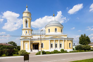 Kolomna Kremlin 'deki Kutsal Haç Kilisesi. Güneşli bir yaz gününde.