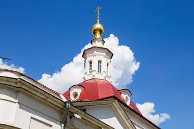 Kolomna Kremlin 'in Katedral' deki (Sobornaya) Diriliş Kilisesi 'nin tepesinde güneşli bir yaz gününde