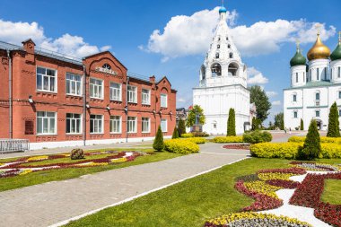 Katedral 'deki okul, çan kulesi ve varsayım katedrali (Sobornaya) Kolomna Kremlin Meydanı, güneşli bir yaz gününde