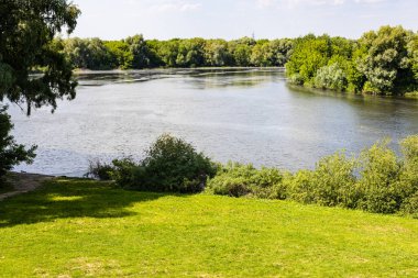 Eski Kolomna şehrinin Blyudechko Meydanı (Uçan daire) yakınlarındaki Moskva nehri güneşli yaz gününde