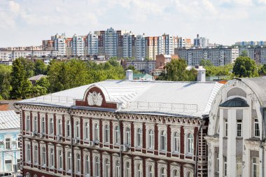 Aziz Evangelist John Kilisesi 'nin çan kulesinden eski Kolomna şehrindeki yeni yüksek binaların manzarasının üzerinde.