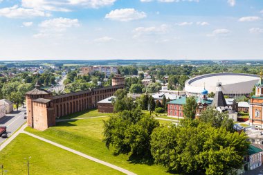 Eski Kolomna şehrindeki Kolomna Kremlin Kulesi ve Uspenskiy Manastırı yaz günü Aziz Evangelist John Kilisesi 'nin çan kulesinden