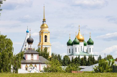 Sobornaya Meydanı 'ndaki kilise ve katedral manzarası Kolomna Kremlin' de güneşli bir yaz gününde