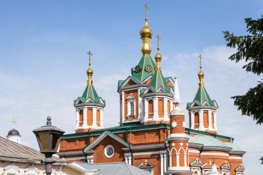 Kolomna Kremlin 'deki Uspenskiy the Uspenskiy Manastırı' nın Kutsal Haç Katedrali. Güneşli bir yaz gününde.