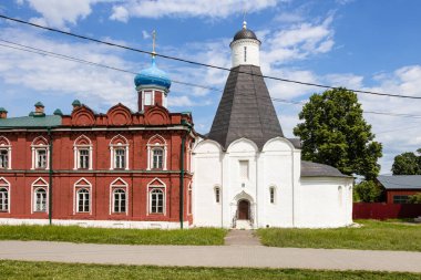 Güneşli bir yaz gününde Kolomna Kremlin, Kolomna 'daki Uspensky' deki Kutsal Bakire Meryem Manastırı 'nın Çadır Kilisesi' nin önü.