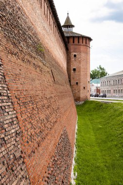 Kolomna Kremlin duvarın dışında ve Granovitaya Kulesi Eski Kolomna şehrinde yaz günü