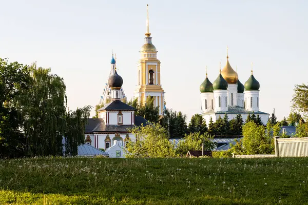 Sobornaya Meydanı 'ndaki kilise ve katedral manzarası Kolomna Kremlin' in Yamskaya Kulesi 'nden güneşli bir yaz akşamında