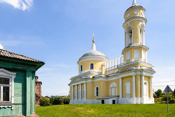 Kolomna 'nın Eski Kolomna şehrindeki Kutsal Haç Kilisesi (Krestovozdvizhenskaya) güneşli yaz gününde