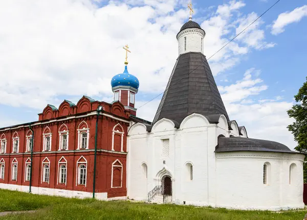 Kolomna 'nın başkenti Kolomna Kremlin' deki Uspensky 'deki Kutsal Bakire Meryem Manastırı' nda güneşli yaz gününde Çadır Kilisesi.