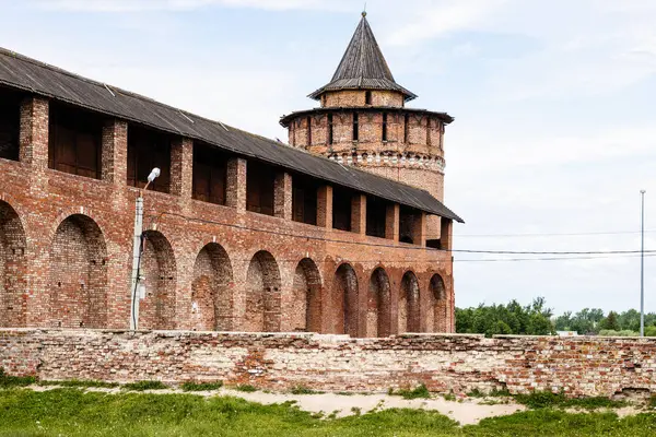 Kolomna Kremlin duvarları ve Marinkina Kulesi Eski Kolomna şehrinde yaz günü