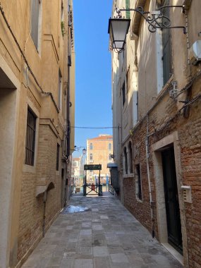 Venedik, İtalya - 14 Şubat 2023: Güneşli kış sabahında Dorsoduro bölgesindeki Venice City 'deki su otobüsü durağına giden yol