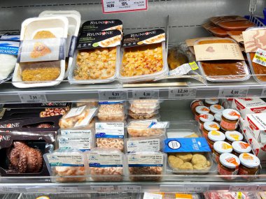 Venedik, İtalya - 14 Şubat 2023: Venedik 'teki yerel dükkanlarda yarı bitmiş çeşitli deniz ürünleri