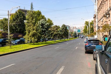 Erivan, Ermenistan - 1 Ekim 2023: Güneşli sonbahar gününde Erivan 'ın Kentron ilçesindeki Sayat-Nova Caddesi manzarası