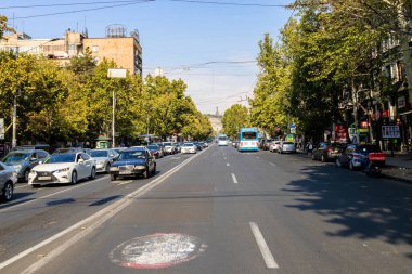 Erivan, Ermenistan - 1 Ekim 2023: Güneşli sonbahar gününde Erivan 'ın Kentron ilçesindeki Mesrop Mashtots Caddesi manzarası