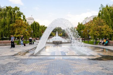 Erivan, Ermenistan - 1 Ekim 2023: Erivan 'da Erivan şehrinin kuruluş yıldönümünün 2800. yıldönümü olan Park' taki çeşmeler