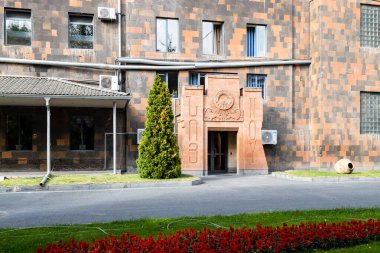 Erivan, Ermenistan - 2 Ekim 2023: Erivan şehrinin sonbahar günü avlusundaki NOY brendi fabrikasının idari binasına giriş