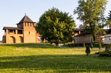 Kolomna, Rusya - 9 Haziran 2022: Eski Kale Duvarı 'nın kalıntıları ve Kolomna Kremlin' in Yamskaya Kulesi güneşli bir yaz akşamı