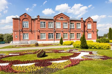 Kolomna, Rusya - 10 Haziran 2022: 19. yüzyılda Kolomna Kremlin 'in Katedral (Sobornaya) Meydanı' nda güneşli bir yaz gününde inşa edilen okul 3 binası