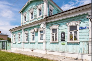 Kolomna, Rusya - 11 Haziran 2022: Kolomna 'da güneşli bir yaz gününde Kolomna Kremlin' deki eski ahşap bir evin ön cephesi. Kuprin 'in evi, Rus yazar Kuprin buraya akrabalarını ziyarete geldi.