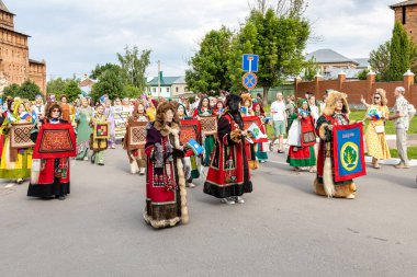 Kolomna, Rusya - 11 Haziran 2022: Eski Kolomna şehrindeki Kolomna Kremlin 'de düzenlenen Uluslararası Patchwork Festivali sırasında el yapımı giysiler giyen sanatçılar geçidi