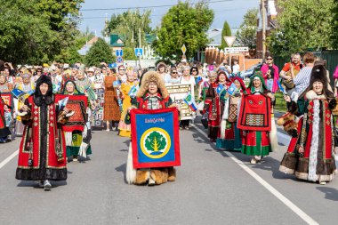 Kolomna, Rusya - 11 Haziran 2022: Eski Kolomna şehrindeki Kolomna Kremlin 'de düzenlenen Uluslararası Patchwork Festivali sırasında el yapımı giysiler içinde ustalar geçidi