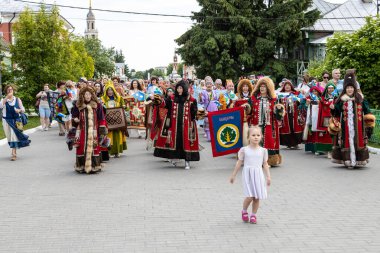Kolomna, Rusya - 11 Haziran 2022: Eski Kolomna şehrindeki Kolomna Kremlin 'de düzenlenen Uluslararası Patchwork Festivali sırasında el yapımı ulusal kostümler içinde ustalar geçidi