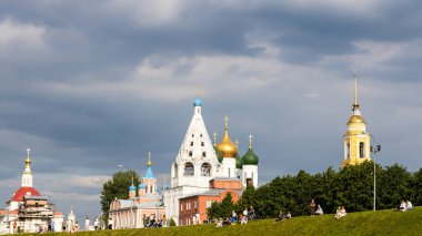 Kolomna, Rusya - 11 Haziran 2022: Sobornaya Meydanı 'ndaki kilise ve katedral manzarası ve yazın Eski Kolomna şehrindeki Blyudechko Meydanı' nın kıyısındaki insanlar