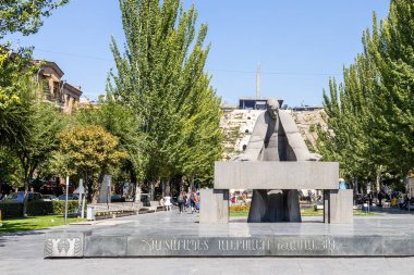 Erivan, Ermenistan - 14 Eylül 2023: Güneşli bir günde Erivan 'daki Cascade kompleksi yakınlarında Alexander Tamanyan Anıtı. 1974 yılında heykeltıraş Hovsepyan ve mimar Seda Petrosyan tarafından dikilmiştir.