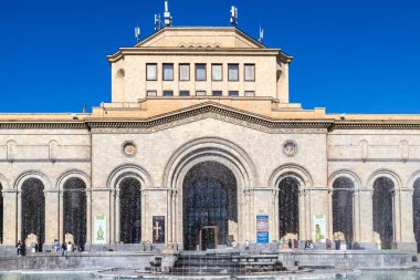 Erivan, Ermenistan - 14 Eylül 2023: Güneşli bir günde Erivan 'ın merkezi Kentron ilçesinde Ermenistan Fıskiye ve Tarih Müzesi ve Ermenistan Ulusal Galerisi