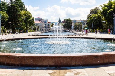 Batumi, Gürcistan - 15 Eylül 2023: Güneşli bir sonbahar gününde Batum şehrindeki sahil bulvarında şarkı söyleyen su çeşmeleri