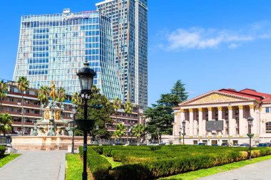 Batumi, Gürcistan - 15 Eylül 2023: Güneşli sonbahar gününde Batum şehrindeki Rustaveli Bulvarı 'ndaki Tiyatro Meydanı manzarası