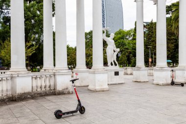 Batumi, Gürcistan - 16 Eylül 2023: Gürcü pilot Fadiko Gogitidze 'nin anısına dikilen sütunlu elektrikli scooter, 6 Mayıs' ta Batumi şehrinde sonbahar günü parka giriş yaptı.