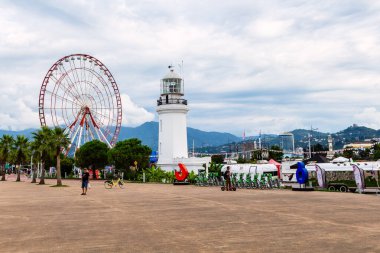 Batumi, Georgia - 16 Eylül 2023: Bulutlu bir sonbahar gününde Batum şehrindeki Miracle Park 'ın yakınındaki deniz kenarı bulvarı
