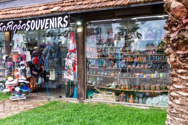 Batumi, Gürcistan - 16 Eylül 2023: Miracle Park yakınlarındaki yerel hediyelik eşya ve hediyelik eşya dükkanı