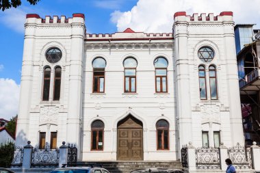 Batumi, Gürcistan - 17 Eylül 2023: Batum şehrindeki Batumi Sinagogu cephesi güneşli bir sonbahar gününde. Bina 1904 yılında Semyon Vulkovich tarafından inşa edilmiştir.