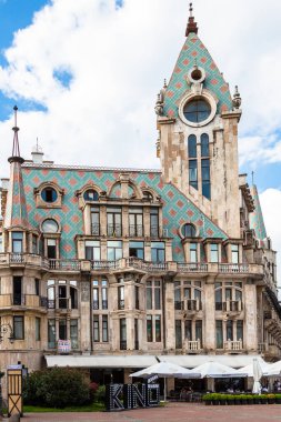 Batumi, Gürcistan - 17 Eylül 2023: Güneşli sonbahar gününde Batumi şehrindeki Nikoloz Baratashvili Caddesi 'nin Avrupa Meydanı' ndaki süs evi