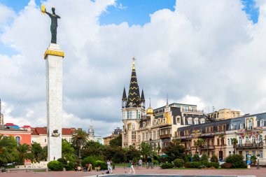 Batumi, Gürcistan - 17 Eylül 2023: Sonbahar günü Medea heykeli ile Avrupa meydanı. Anıtın açılışını 6 Temmuz 'da Gürcistan Cumhurbaşkanı Mikheil Saakashvili yaptı.
