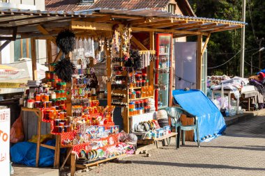 Makhuntseti, Gürcistan - 18 Eylül 2023: güneşli bir sonbahar gününde Adjara 'daki Makhuntseti Şelalesi yakınlarında yerel ürünler, yiyecek ve hediyelik eşyalarla turist açık hava pazarında duraklama
