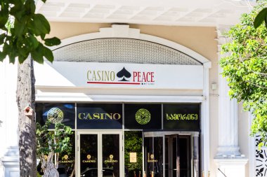 Batumi, Gürcistan - 19 Eylül 2023: Batum kentindeki Sheraton Hotel Batumi 'de Barış Kumarhanesi' ne giriş