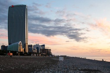 Batumi, Gürcistan - 19 Eylül 2023: Batum şehrinde günbatımından sonra Karadeniz sahilindeki gökdelen manzarası