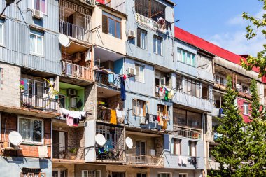 Batumi, Gürcistan - 20 Eylül 2023: Güneşli sonbahar gününde Parmen Lorias Caddesi 'ndeki Batumi şehrinde apartman binası