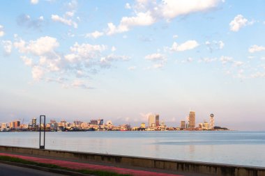 Batumi, Gürcistan - 22 Eylül 2023: Sonbahar sabahı demiryolu terminalinden Batumi siluetinin görüntüsü