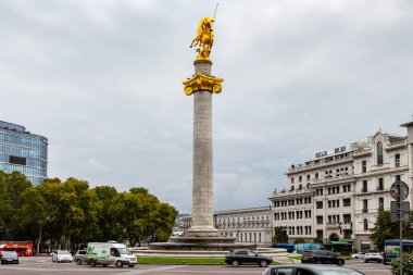 Tiflis, Gürcistan - 23 Eylül 2023: Bulutlu bir sonbahar gününde Tiflis şehrinin merkezindeki Özgürlük Meydanı Anıtı manzarası