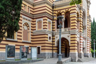 Tiflis, Gürcistan - 23 Eylül 2023: Shota Rustaveli Bulvarı 'ndaki Zakaria Paliashvili' nin adını taşıyan Tiflis Devlet Opera ve Bale Tiyatrosu bulutlu sonbahar gününde inşa edildi.