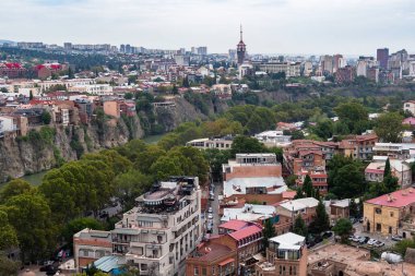 Tiflis, Gürcistan - 23 Eylül 2023: Bulutlu bir sonbahar gününde Narikala kalesinden sülfürik hamamlarla Tiflis şehri manzarası