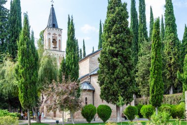 Bodbe, Gürcistan - 24 Eylül 2023: Güneşli sonbahar gününde Gürcistan 'ın Kakheti bölgesindeki Bodbe Manastırı' nın avlusu