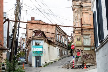 Tiflis, Gürcistan - 25 Eylül 2023: Eski Tiflis şehrinde eski püskü şehir evleri