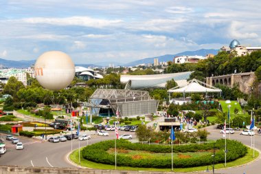 Tiflis, Gürcistan - 26 Eylül 2023: Güneşli sonbahar gününde Tiflis 'teki Metekhi kentinden Avrupa Meydanı ve Rike Park manzarası